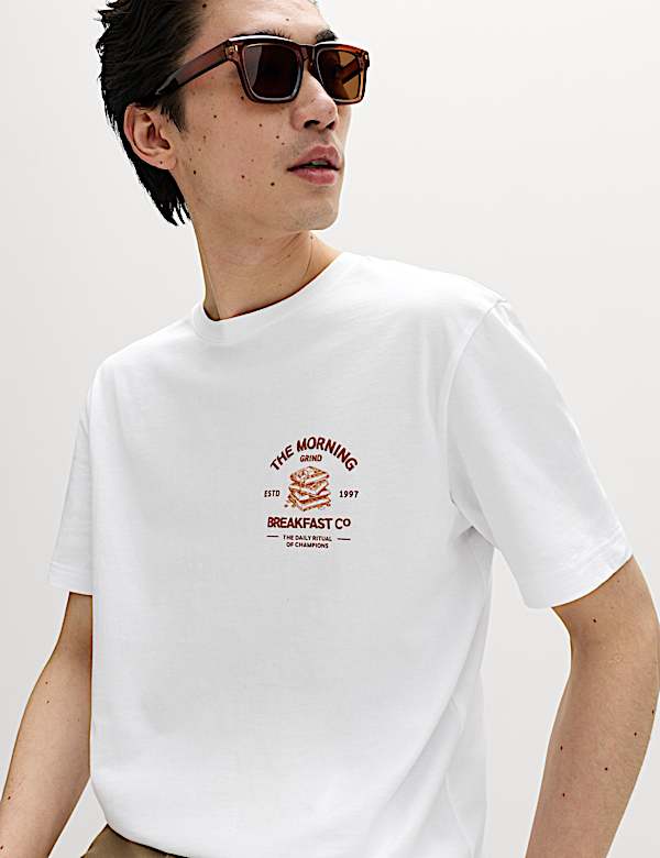 T-Shirt aus reiner Baumwolle mit Morgenroutinen-Grafik - AT