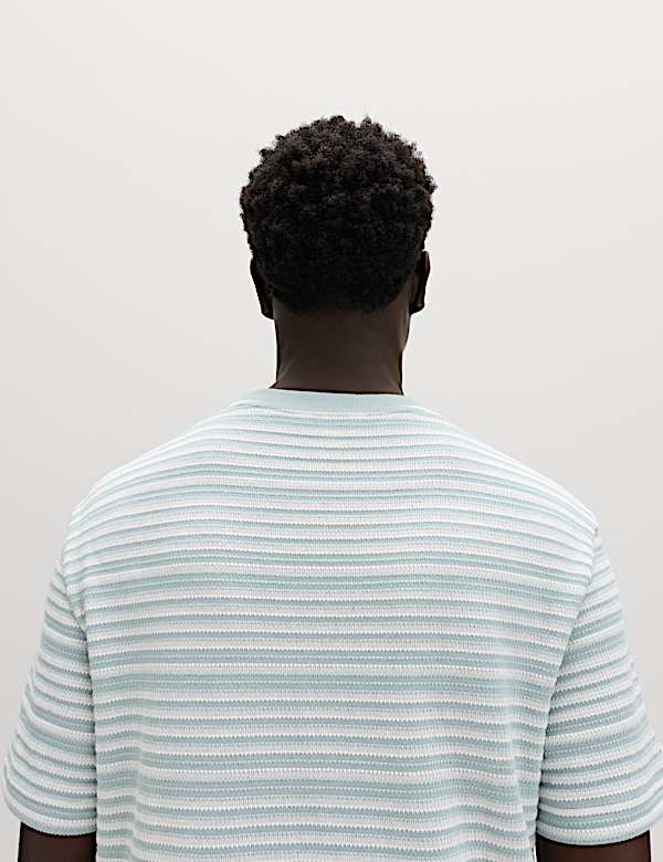 Pruhovan&eacute; texturovan&eacute; tričko voln&eacute;ho střihu s vysok&yacute;m pod&iacute;lem bavlny - CZ