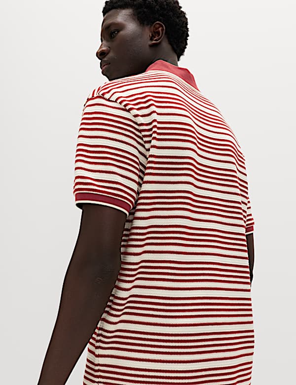 חולצת פולו מבד עשיר בכותנה בגזרה נינוחה ובטקסטורה - IL