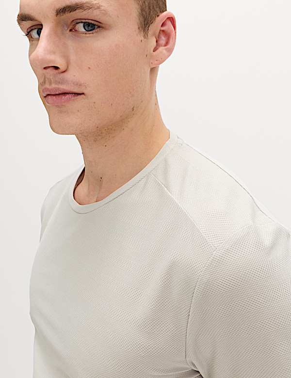 חולצת טי ספורטיבית מבד רשת ג'קארד בטקסטורת פסים - IL