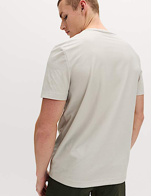 חולצת טי ספורטיבית מבד רשת ג'קארד בטקסטורת פסים - IL