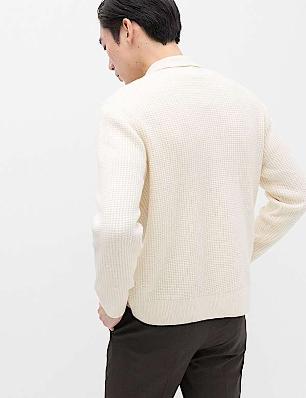 Strickjacke aus Luftgarn mit durchgehender Knopfleiste und Zopfmuster - DE