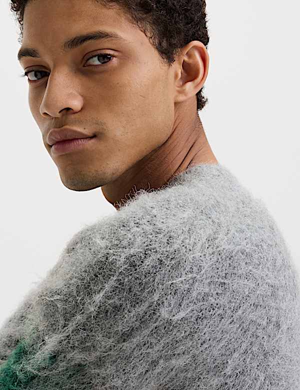 Gestreifte Strickjacke mit V-Ausschnitt und Karomuster - AT