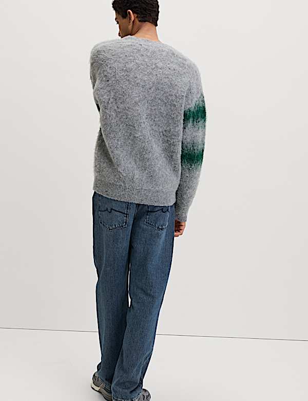 Gestreifte Strickjacke mit V-Ausschnitt und Karomuster - AT