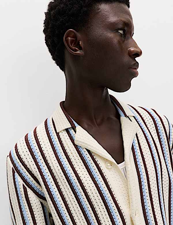 Gestricktes Baumwoll-Poloshirt mit Struktur- und Streifenmuster - AT