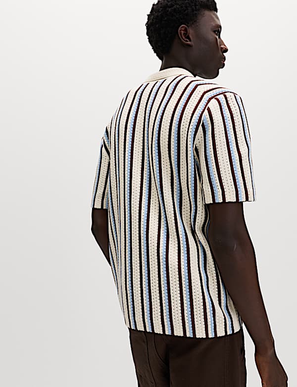 Gestricktes Baumwoll-Poloshirt mit Struktur- und Streifenmuster - AT