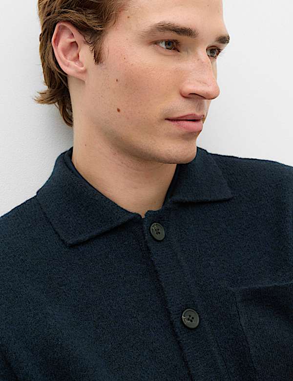 Flauschige Utility-Strickjacke mit durchgehender Knopfleiste - AT