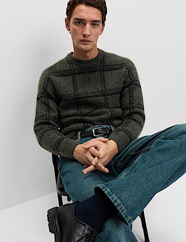 סוודר סרוג צמרירי עם צווארון עגול ומשבצות - IL