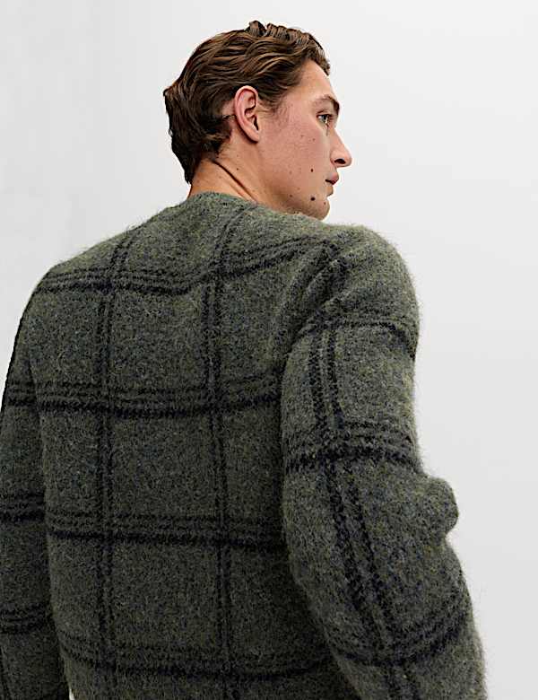 סוודר סרוג צמרירי עם צווארון עגול ומשבצות - IL