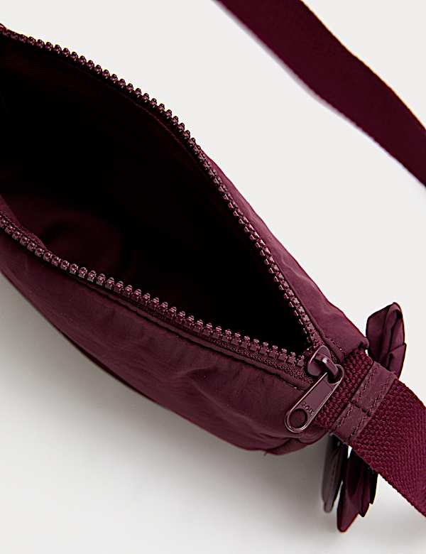 תיק פאוץ' עם פפיון וצ'ארם לב לילדות - IL