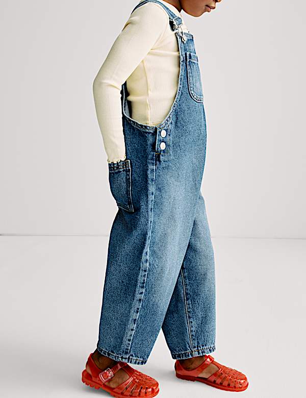 Latzhosen-Outfit aus reinem Baumwoll-Denim (2&ndash;8 J.) - AT