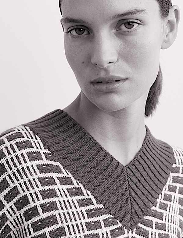 Merino Wool Rich Diamond Stitch V-Neck Jumper - BE