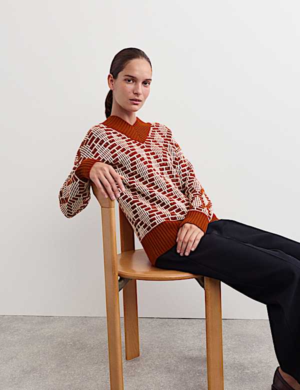 Merino Wool Rich Diamond Stitch V-Neck Jumper - BE