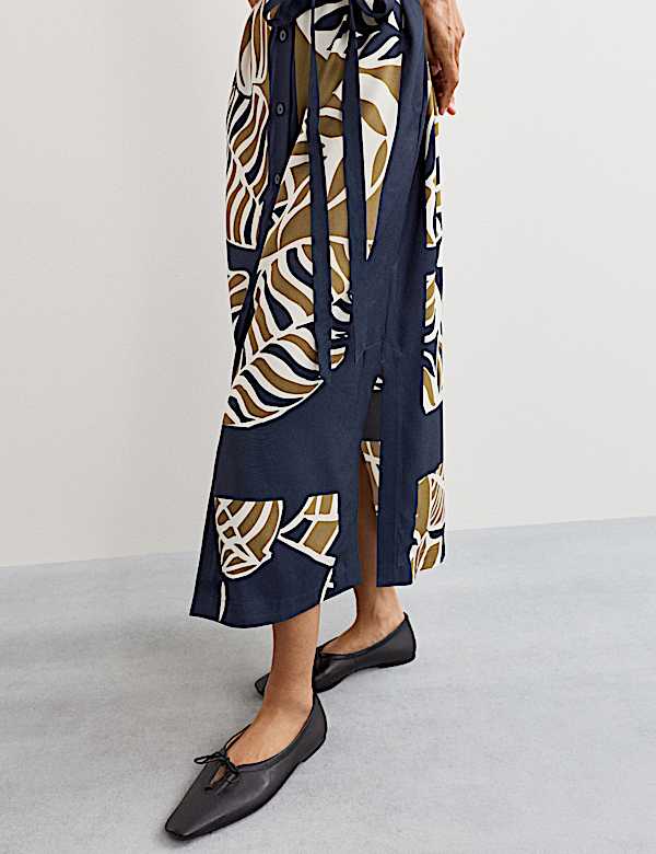 Vestido camisero a media pierna de rayas laterales con estampado de hojas - ES