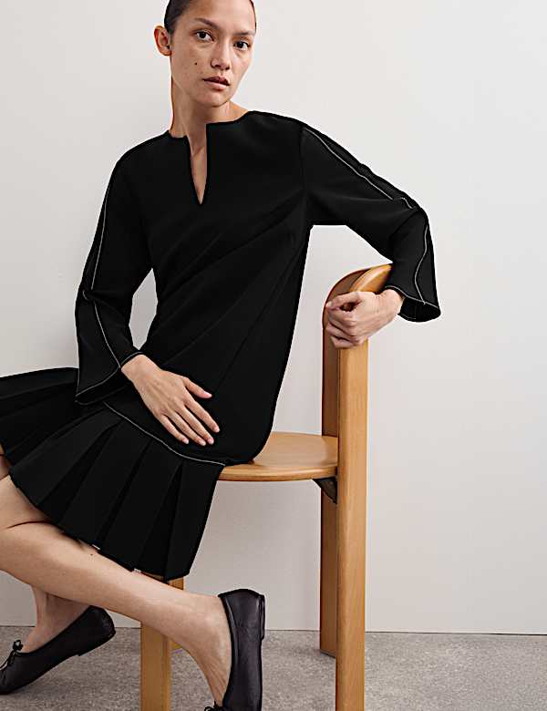 Vestido recto de crepé con plisado cuadrado - ES