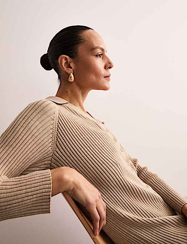 Μίντι πλεκτό, εφαρμοστό φόρεμα από 100% μαλλί merino - GR