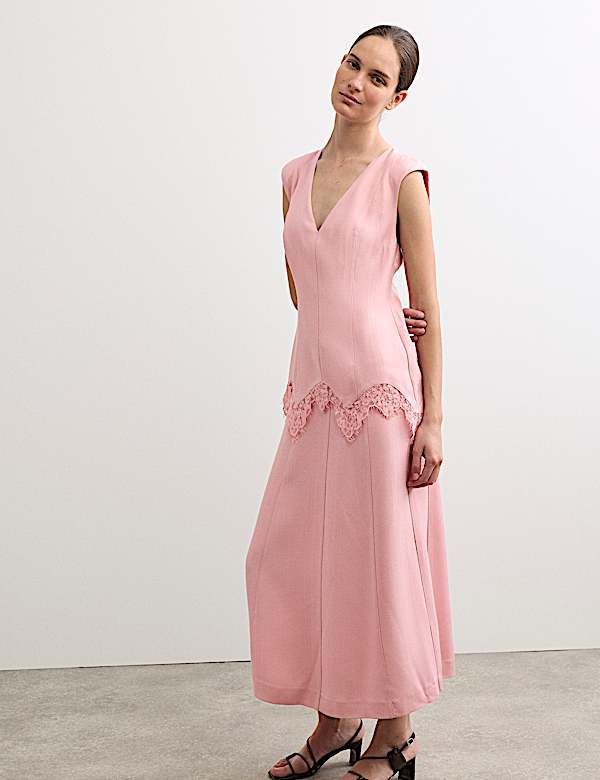 Vestido columna y cuello en pico a media pierna con inserci&oacute;n de encaje - ES