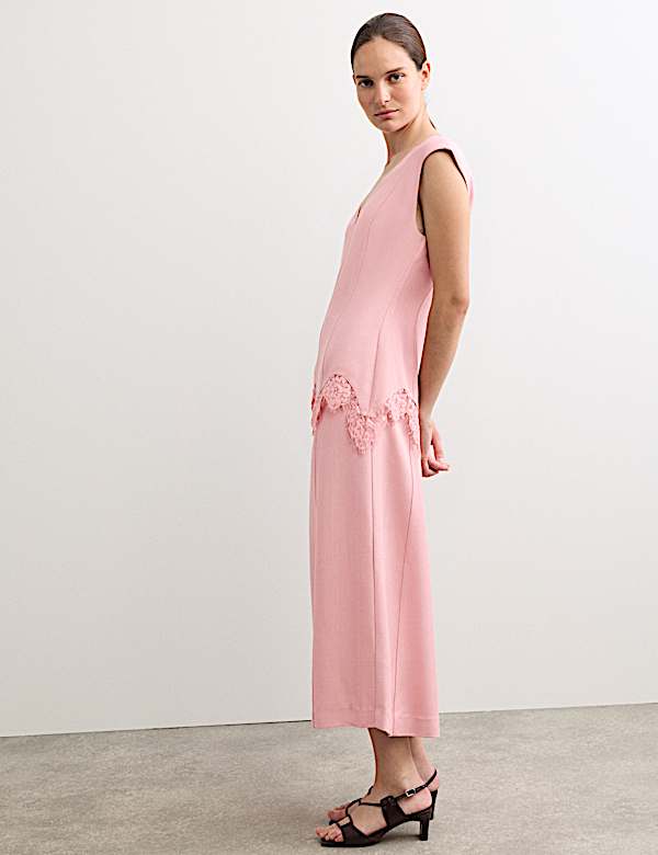 Vestido columna y cuello en pico a media pierna con inserci&oacute;n de encaje - ES