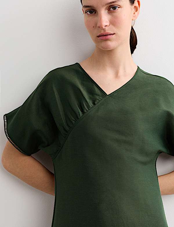 Robe midi style portefeuille en lin &agrave; col V - BE