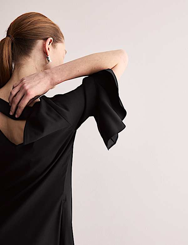 Vestido columna a media pierna con cuello en pico y mangas con volante - ES