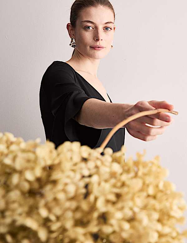 Vestido columna a media pierna con cuello en pico y mangas con volante - ES