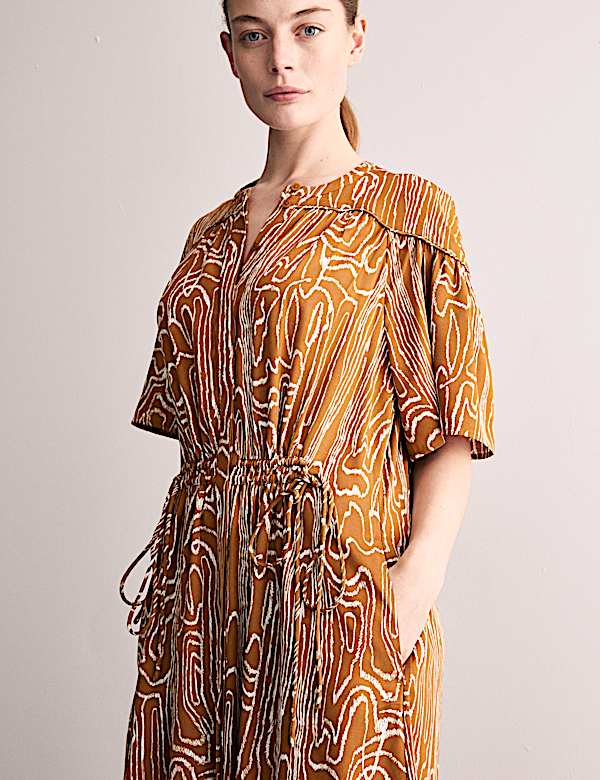 Εμπριμέ μίντι-μάξι μεσάτο φόρεμα - GR