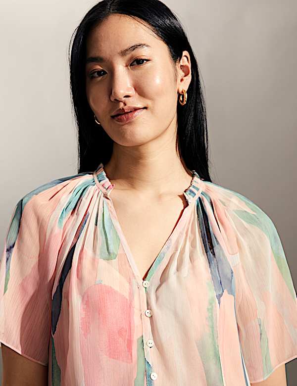 Blouse transparente &agrave; manches courtes et col V avec imprim&eacute; - CA