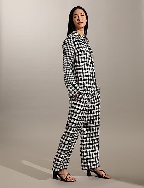 Kemeja Model Kerah Sutra Murni Bermotif - ID