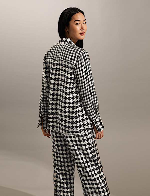 Kemeja Model Kerah Sutra Murni Bermotif - ID