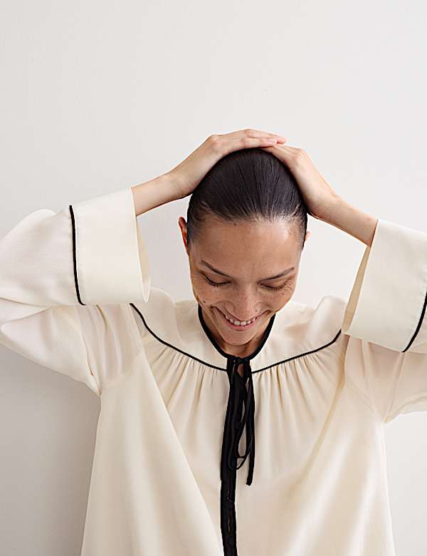 Μεταξωτό τοπ με λεπτομέρεια στον ώμο και δέσιμο στη λαιμόκοψη - GR