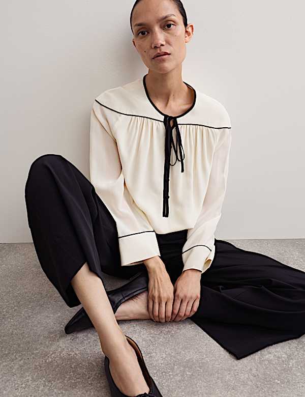 Μεταξωτό τοπ με λεπτομέρεια στον ώμο και δέσιμο στη λαιμόκοψη - GR