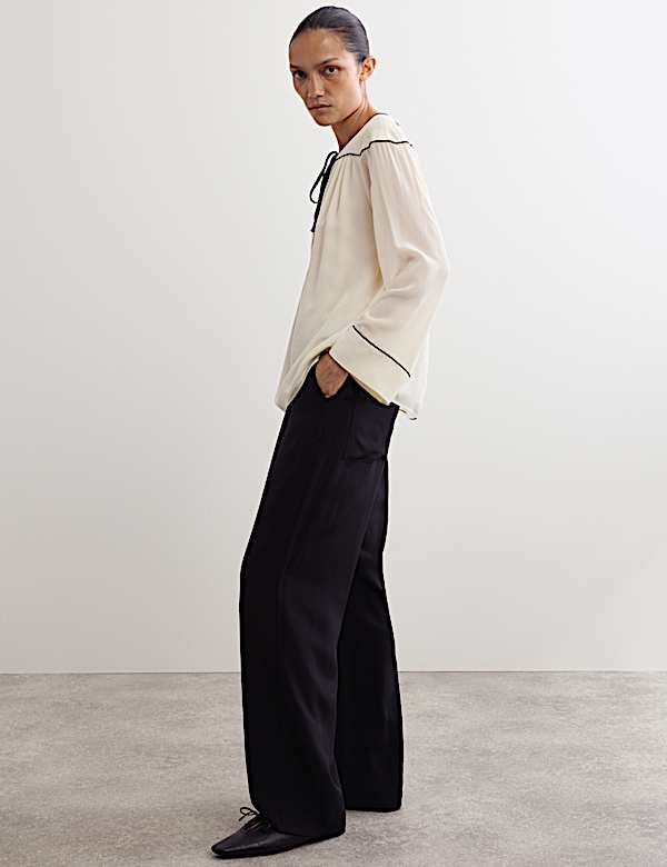 Μεταξωτό τοπ με λεπτομέρεια στον ώμο και δέσιμο στη λαιμόκοψη - GR