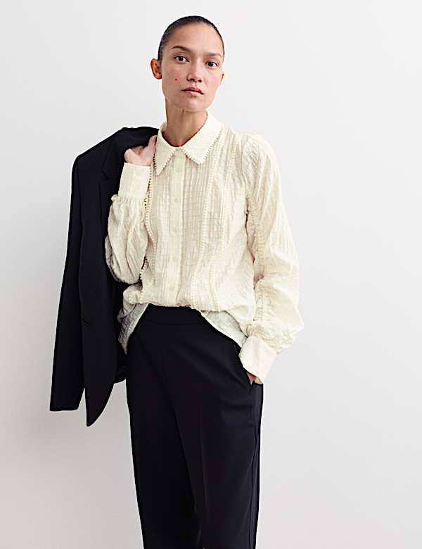 Blusa texturizada de jacquard con cuello y detalle de fruncido - ES