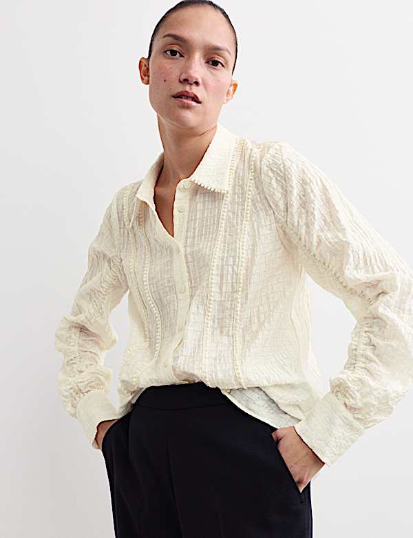 Blusa texturizada de jacquard con cuello y detalle de fruncido - ES