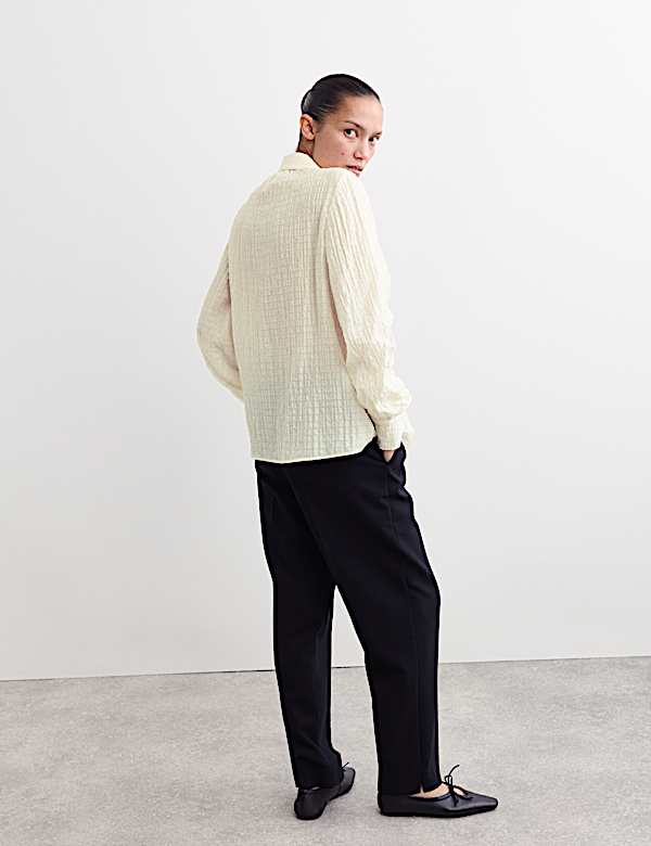 Blusa texturizada de jacquard con cuello y detalle de fruncido - ES