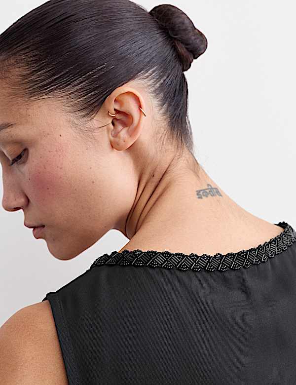 Top &agrave; d&eacute;collet&eacute; rond avec d&eacute;coration - CA