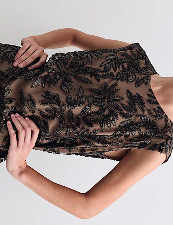 Κοντομάνικο τοπ με στρογγυλή λαιμόκοψη και διακοσμητικές παγιέτες - GR