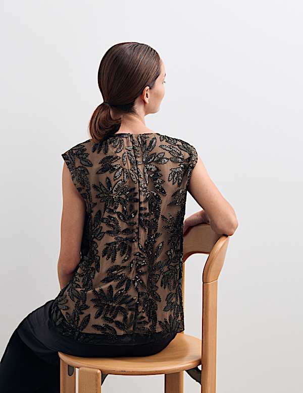 Κοντομάνικο τοπ με στρογγυλή λαιμόκοψη και διακοσμητικές παγιέτες - GR