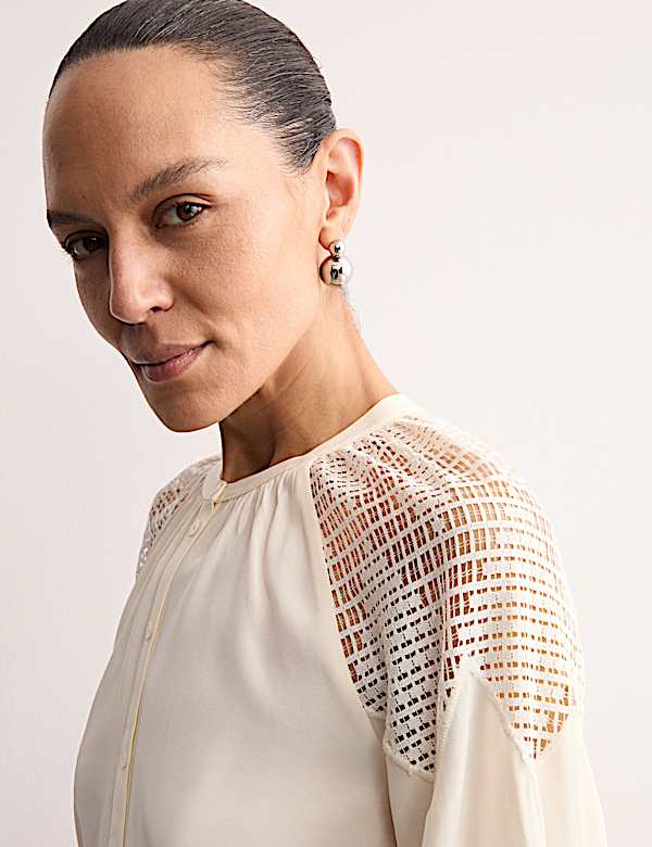 Blusa abotonada sin cuello con detalles de encaje - ES