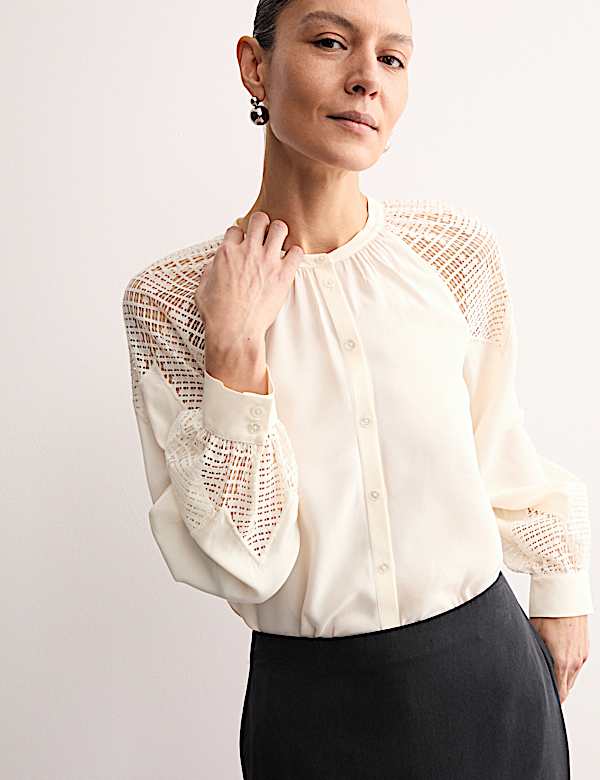 Blusa abotonada sin cuello con detalles de encaje - ES