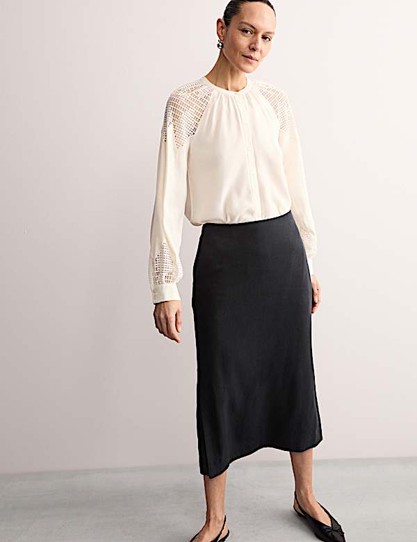 Blusa abotonada sin cuello con detalles de encaje - ES