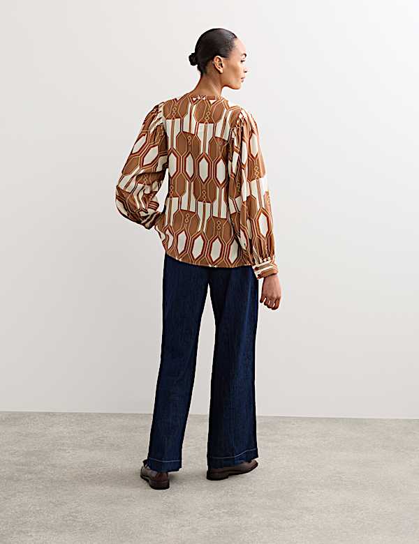 Zuiver zijden top in een relaxed-fit model met geometrisch motief - NL