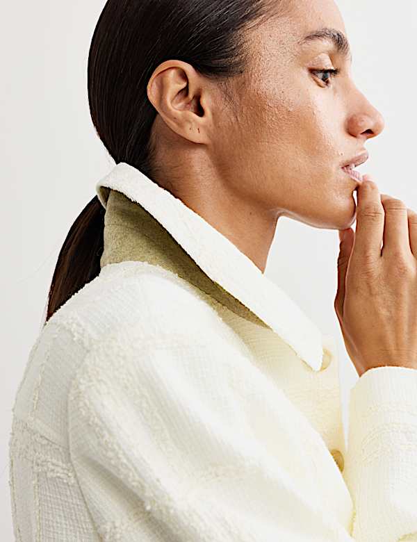 Italiaans kort boucl&eacute;jasje van tweed met ruitmotief - NL