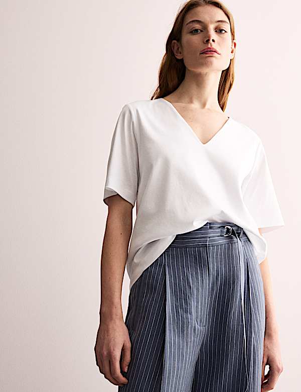 T-shirt boxy à col en V en coton mercerisé - BE