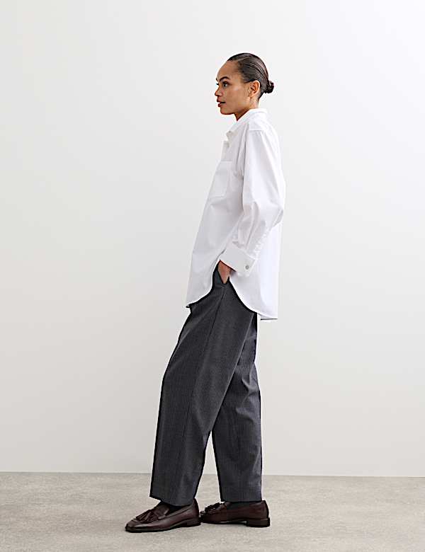 Pantalon coupe fusel&eacute;e en laine &agrave; fines rayures - BE