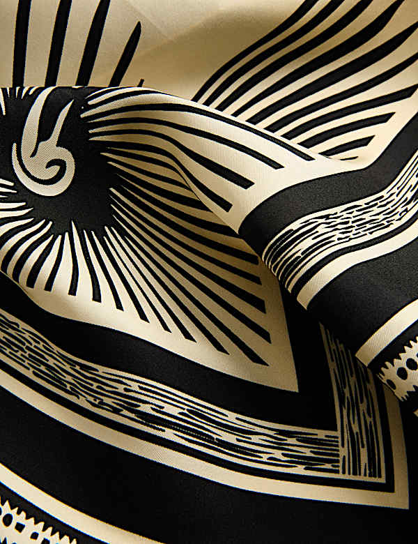 Foulard 100 % soie avec imprim&eacute; - CA