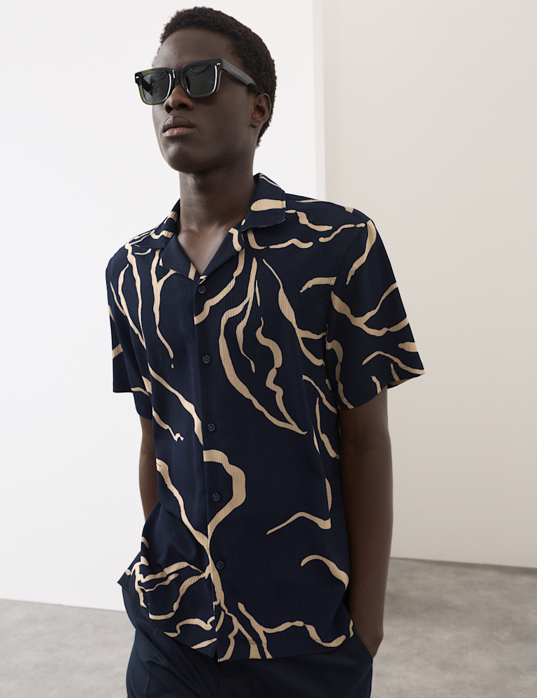 Regular Fit Printed Short Sleeve Shirt Regular Fit Printed Short Sleeve Shirt