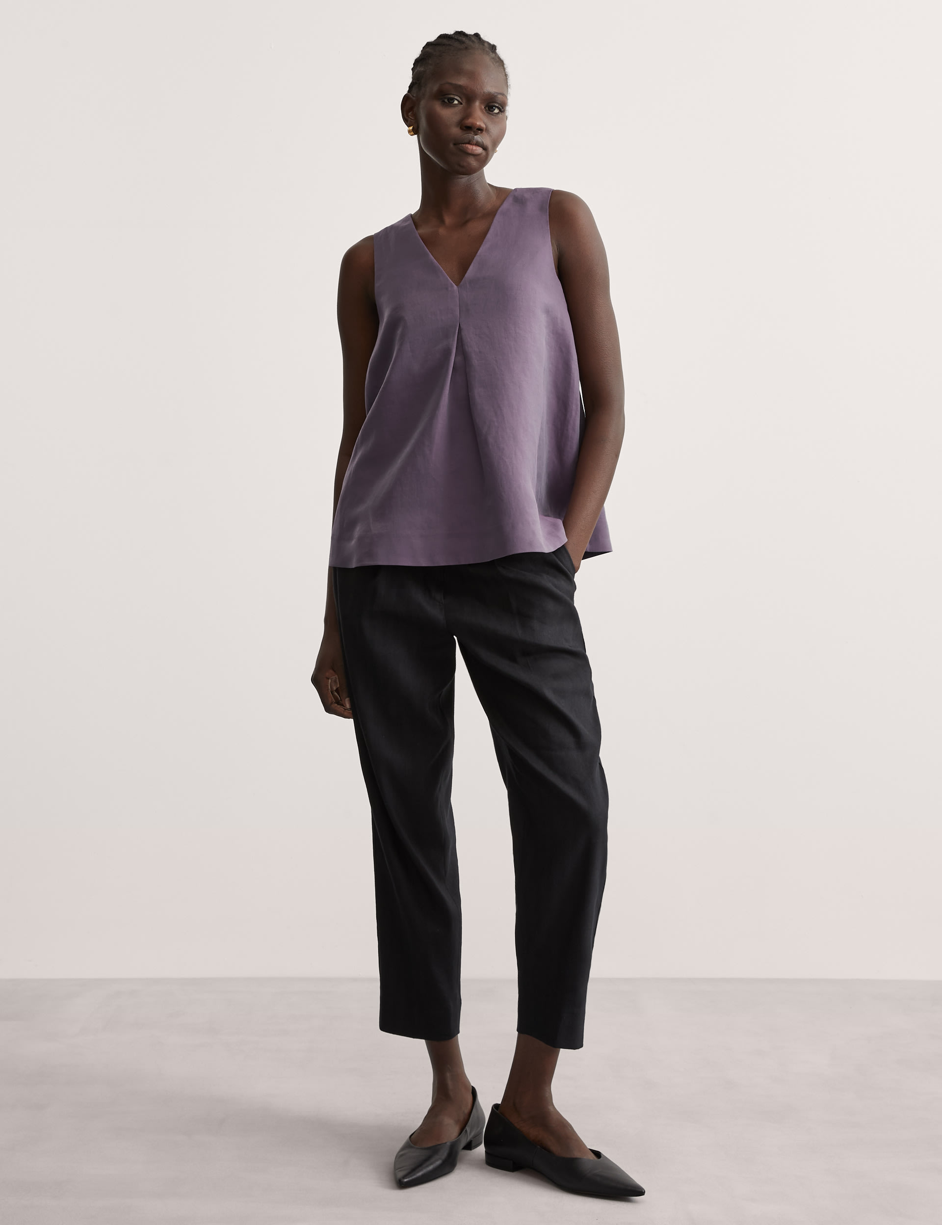 Linen Rich V-Neck Pleat Detail Shell Top 4 of 8