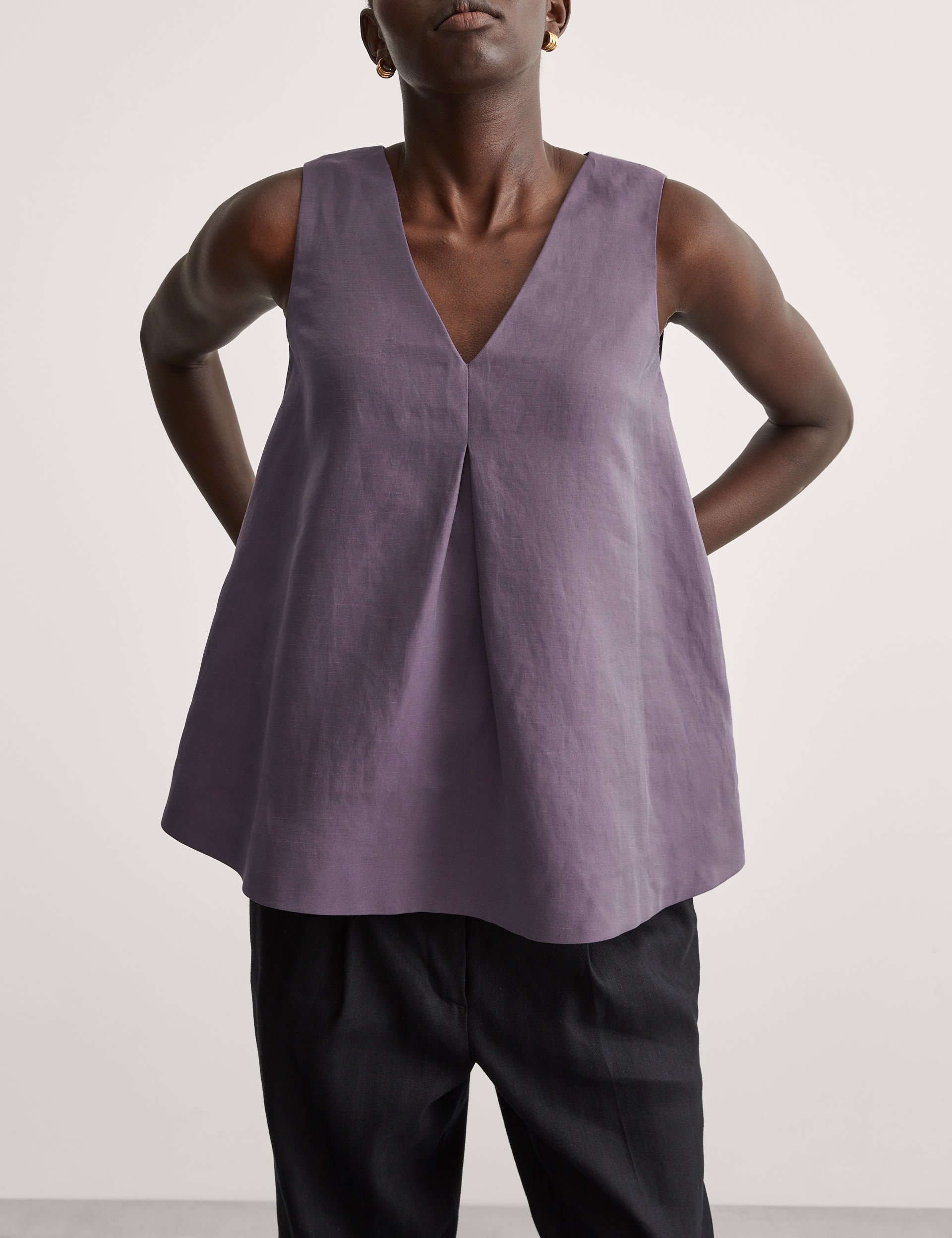 Linen Rich V-Neck Pleat Detail Shell Top 6 of 8