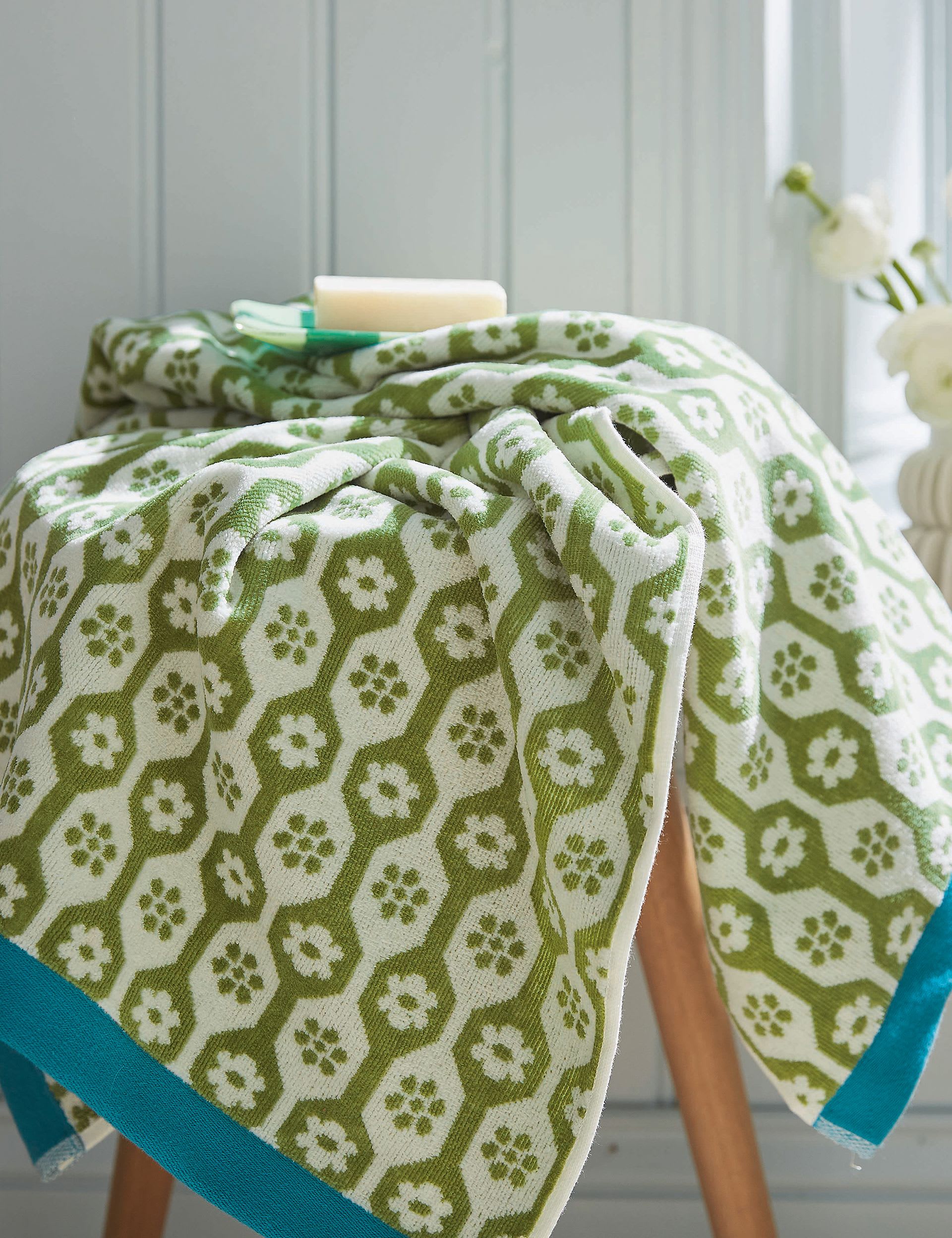 Pure Cotton Daisy Towel
